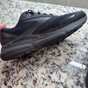 LIKE NEW Men’s Adrenaline GTS 23 Running Shoe